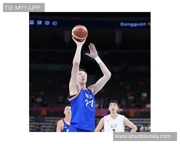 广东男篮与四川男篮激战正酣谁能在这场对决中笑到最后